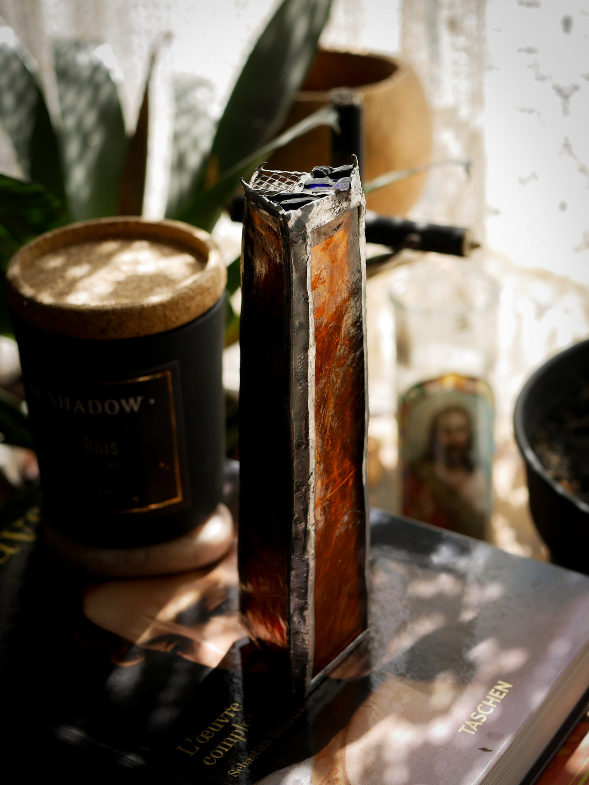 Flamme - Kaléidoscope verre bleu et blanc irisé texturés, vitrail orange