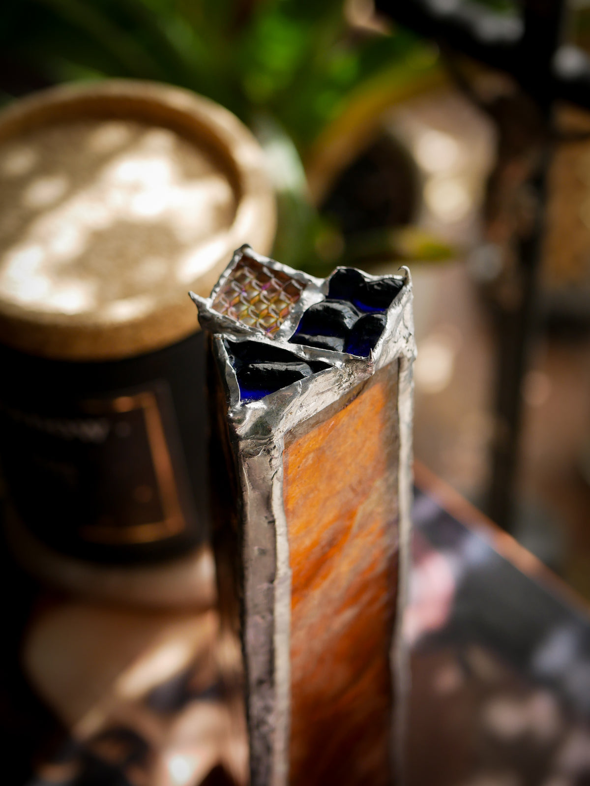 Flamme - Kaléidoscope verre bleu et blanc irisé texturés, vitrail orange